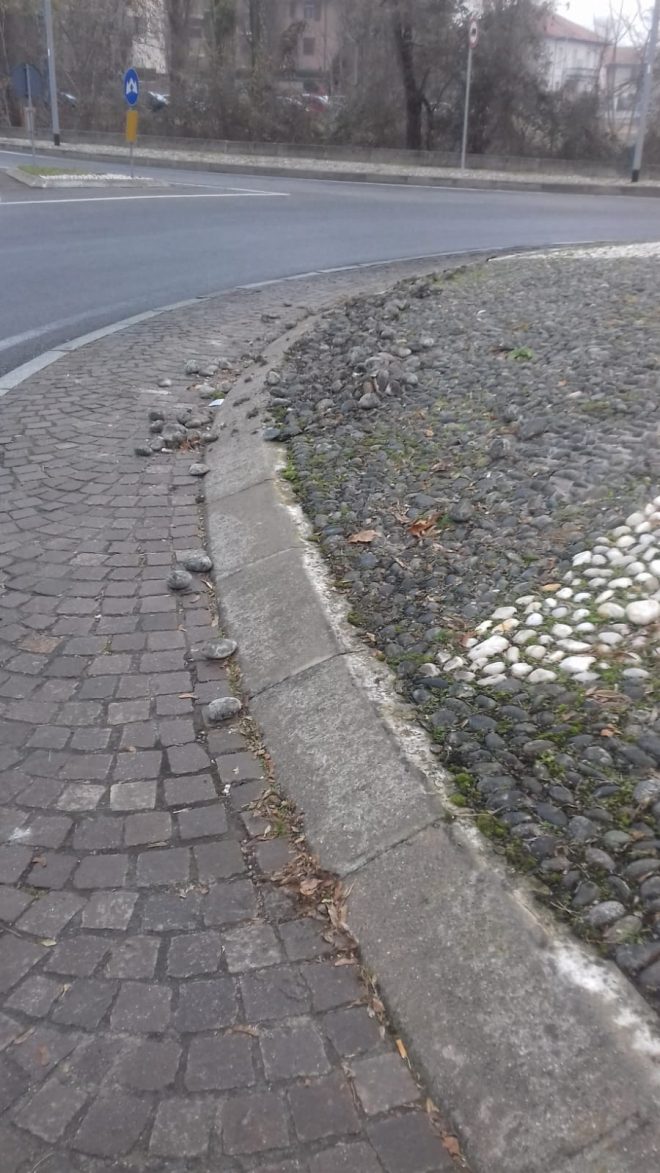 Segnalazione presenza di ciottoli distaccati in piazza della Concordia
