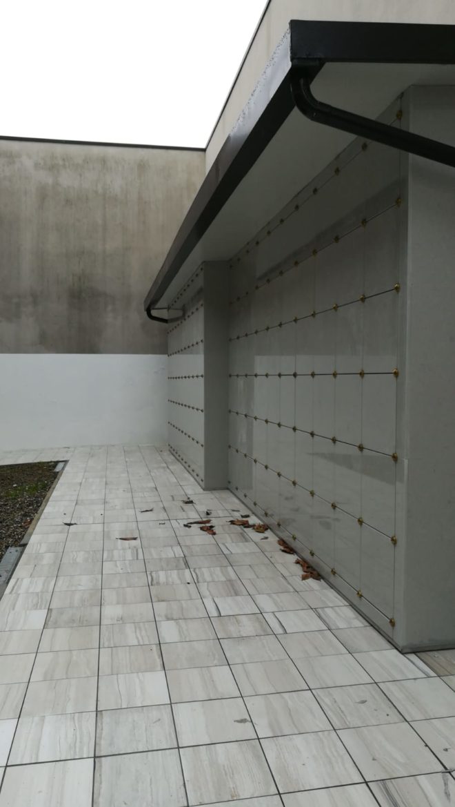 OSSARI/CENERARI REALIZZATI AL CIMITERO DI LINATE – SEGNALAZIONE PAVIMENTO SCIVOLOSO E TETTOIA DI DIMENSIONI INADEGUATE