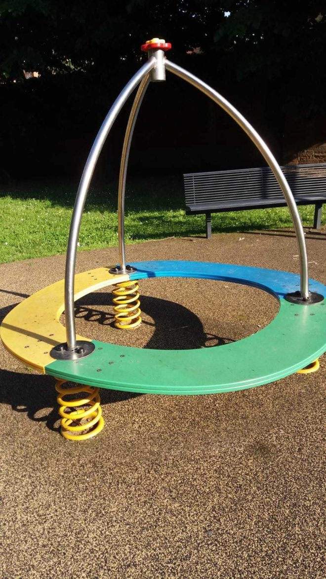 Segnalazione gioco con struttura rotta nel Parco Giochi Brichetto a Linate