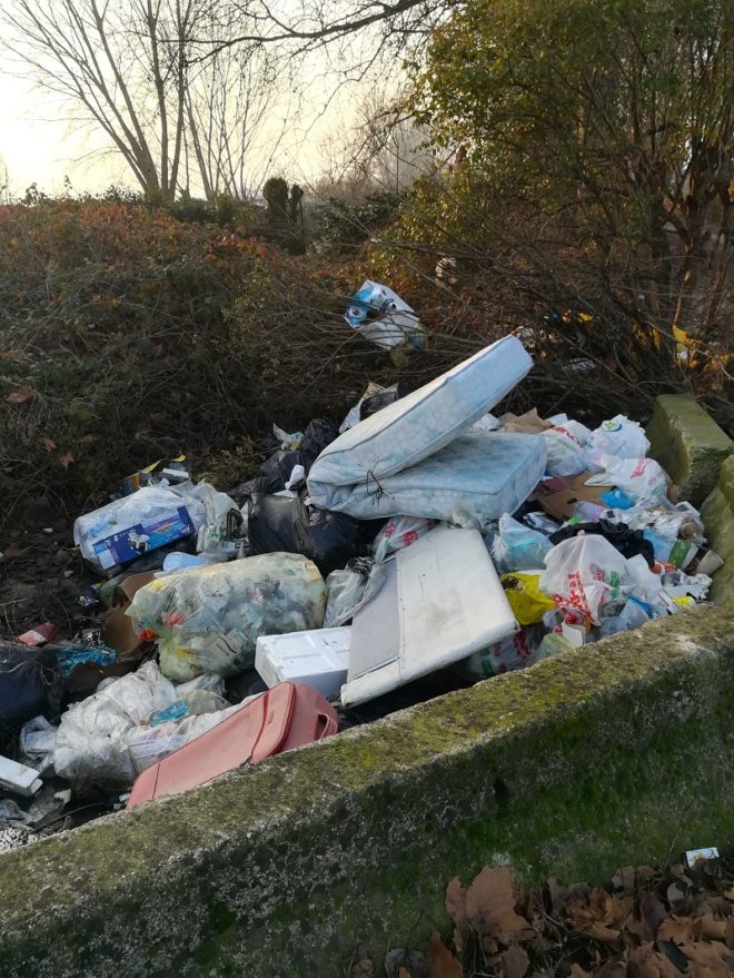 Segnalazione abbandono rifiuti – Via Milano prossimità Cascina Topicco