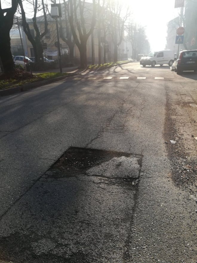 Segnalazione buca sul manto stradale  – Viale Rimembranze