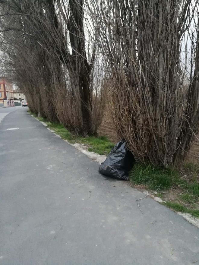 Abbandono rifiuti lungo marciapiede da Linate a Ponte Lambro