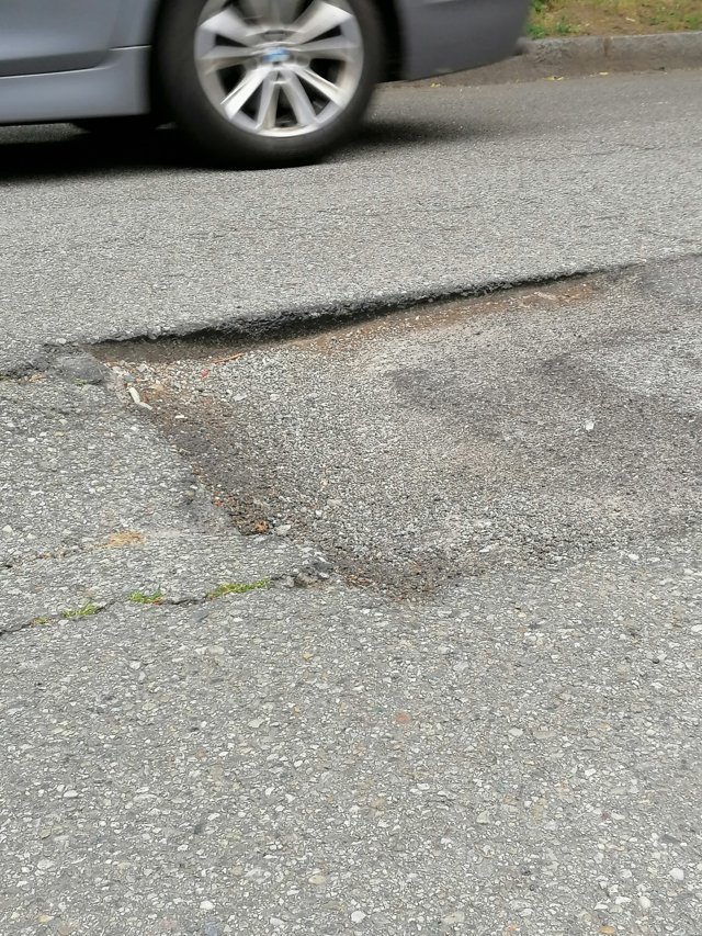 Segnalazione cedimento manto stradale Viale Rimembranze