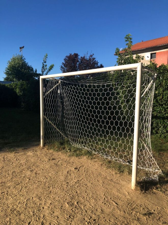 Installate al parco giochi le nuove reti delle porte di calcetto